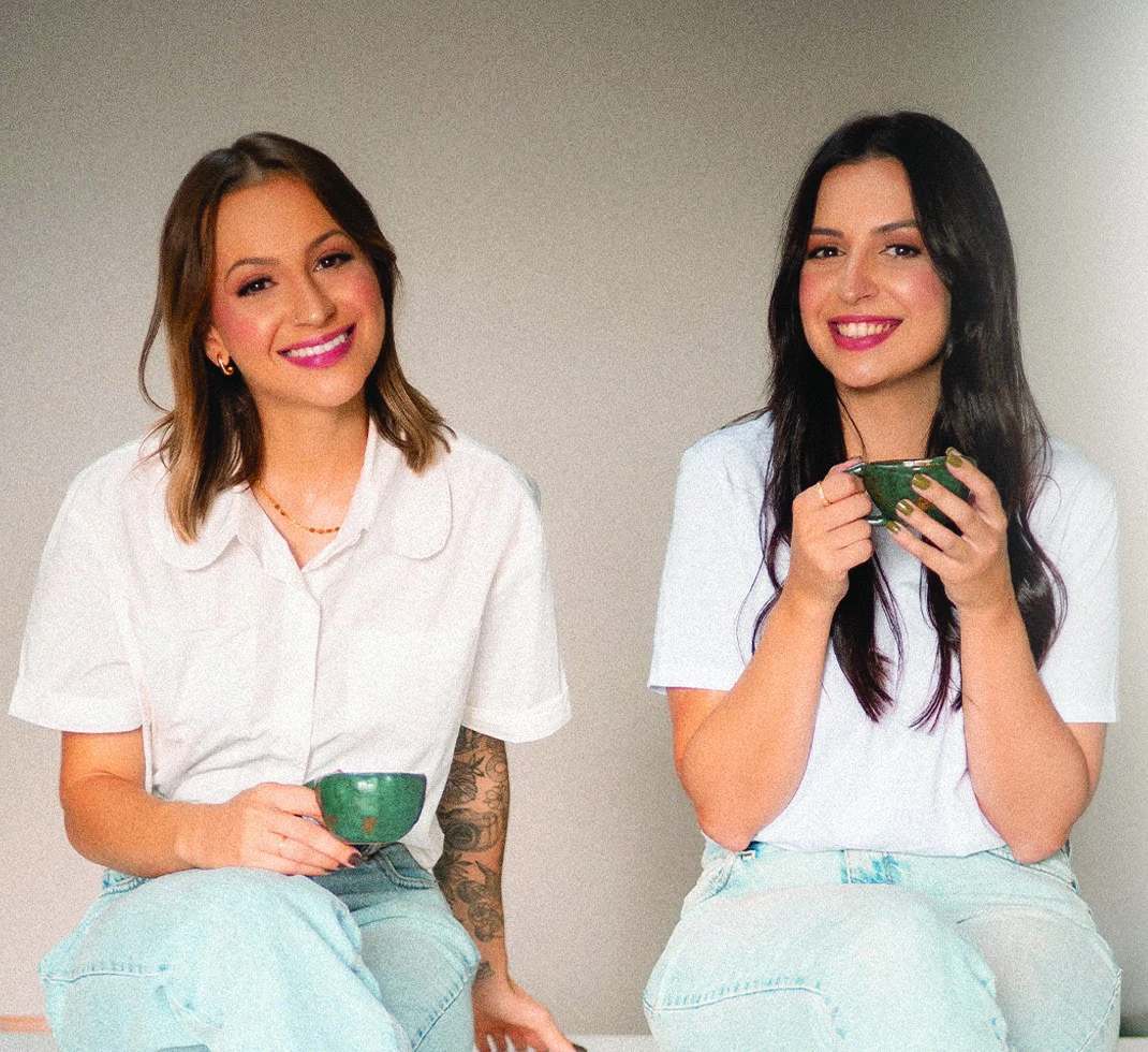 Thainá e Thaila, publicitárias à frente da Florê, em uma sessão do estúdio